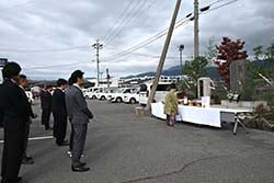 日頃の感謝と鎮魂の意を込め供養する参列者