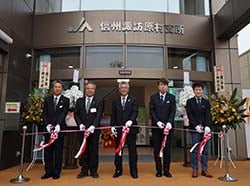 リニューアルオープンした原村支所の玄関前で行ったテープカット