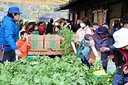 来場者でにぎわう野菜販売コーナー