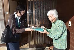 保冷バッグを渡す職員
