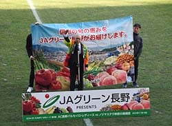 こぶしを突き上げ「勝つぞ」と声を張る唐木専務