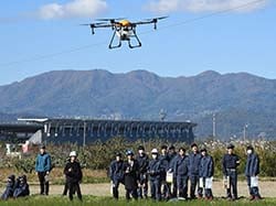 認定証不要のドローンを操作する生徒