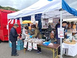 農産物を買い求める来場者ら