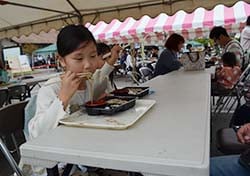 おいしいと言いながら食べる子ども