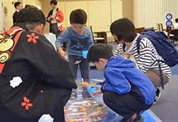 人形すくいを楽しむ子ども