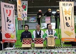 買参人や市場関係者に「サンふじ」と「ナガイモ」をPRした