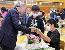 假屋崎さんから教わる児童