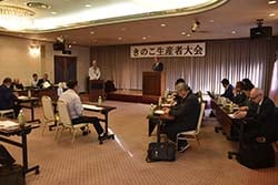 あいさつする上原康弘部会長