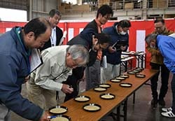 整粒値や胴割れ米を目視判定する審査員ら（長野県安曇野市で）