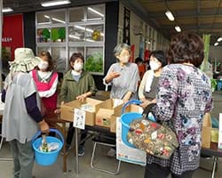 JAフェスティバルで食材を集める女性部部員や助け合いの会会員たち