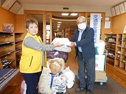 施設に古布を渡す久保支会長