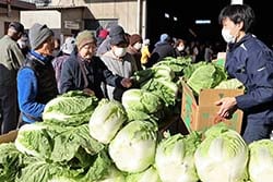 野菜を買い求める来場者