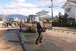 ブームスプレーヤ付トラクターを整備するメーカー整備担当者
