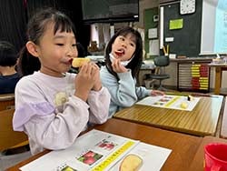3種のりんごの香りや食感を確かめる児童