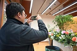 足をとめて写真を撮る来館者
