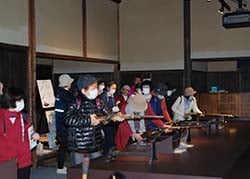 松代藩文武学校内でバーチャル砲術体験する参加者