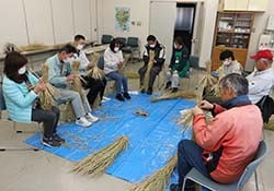 わらぼっちをつくる参加者