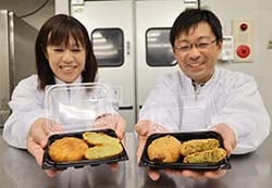 「セルリー」をPRする林係長（右）と「サツマイモ＆リンゴ」をPRする橋爪係長