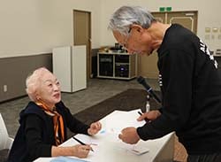 筆ペンで名前の見本を書いてもらう受講者