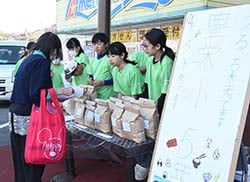 説明・オススメしながらお米を販売