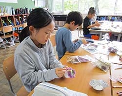 管内産スターチスのアレンジメント「きのぴー」づくりを楽しむ児童