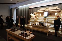 虹のホールふじみの祭壇を確認する参加者