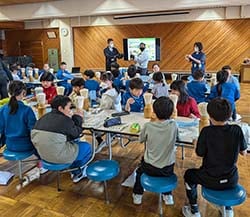 えのきたけのもぎ取り方法を説明する職員