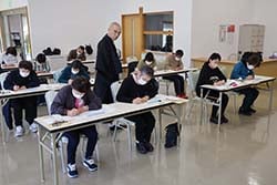 集中して写経に取組む参加者