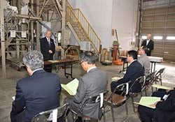 あいさつする眞島組合長（長野県上田市で）
