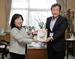 藤沢校長へちゃぐりんを寄贈する栁澤専務