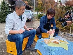 採れたてをすりおろす北村さん（右）と笠原さん（左）