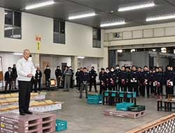 セリ会場で挨拶する眞島組合長