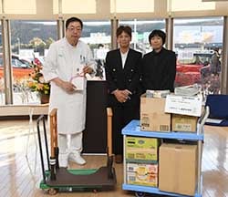 ボランティアの成果を院長に贈る若穂総支部員