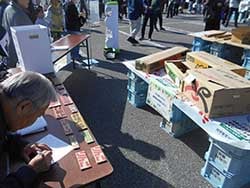 「段ボールクイズ」に応募する来場者ら（10日、長野県東筑摩郡山形村にて）