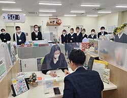 被害者に扮した警察職員を相手に応対するJA窓口担当