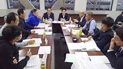 意見を交わす青年部員とJA役職員
