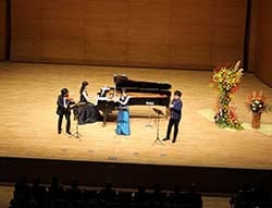 長野県県民文化会館で演奏する出演者