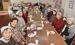 出来上がった保平かぶの味を楽しむ女性部員ら