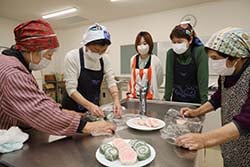 やしょうまの断面のきれいさに笑顔を浮かべる部員ら