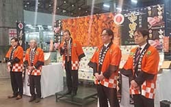 トップセールスを行う寺沢組合長（東京都大田区で）