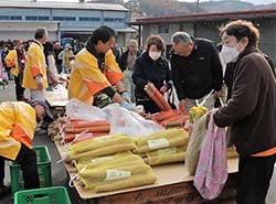 野菜を買い求める来場者