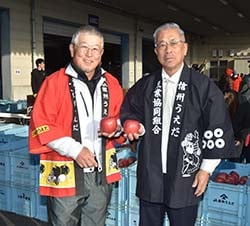 地元産リンゴをPRする組合長と部会長
