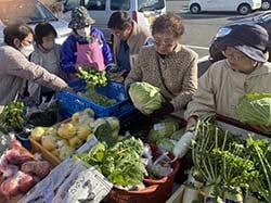農産物が並ぶ軽トラックを前に最後の営業を楽しんだ