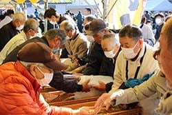 農産物を買い求める来場者ら