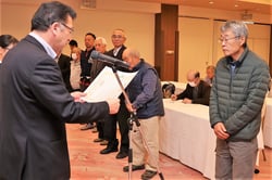 表彰を受ける井出さん（右）