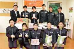 農産物を贈り選手を激励する茂木常務（11月29日、佐久市岩村田の駅伝部宿舎で）