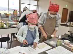 収穫した大根を調理する親子ら