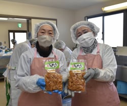 完成した「うんめえ漬け」を持つ部員ら