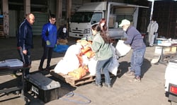 空容器を計量する担当者