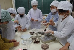 おはぎを作る児童と女性部員